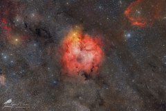 Ein Widefieldfoto aus dem Sternzeichen Kepheus mit dem Elefantenrüsselnebel IC1396