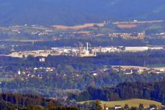 Blick von Wolfsegg über Atzbach nach Gschwandt und Papierfabrik Laakirchen (Entfernung Papierfabrik etwa 20 km)