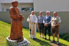 Segnung, der von Walter Schneider geschaffenen Stephanusstatue mit anschließendem Vatertagsfrühschoppen im Pfarrzentrum Ottnang